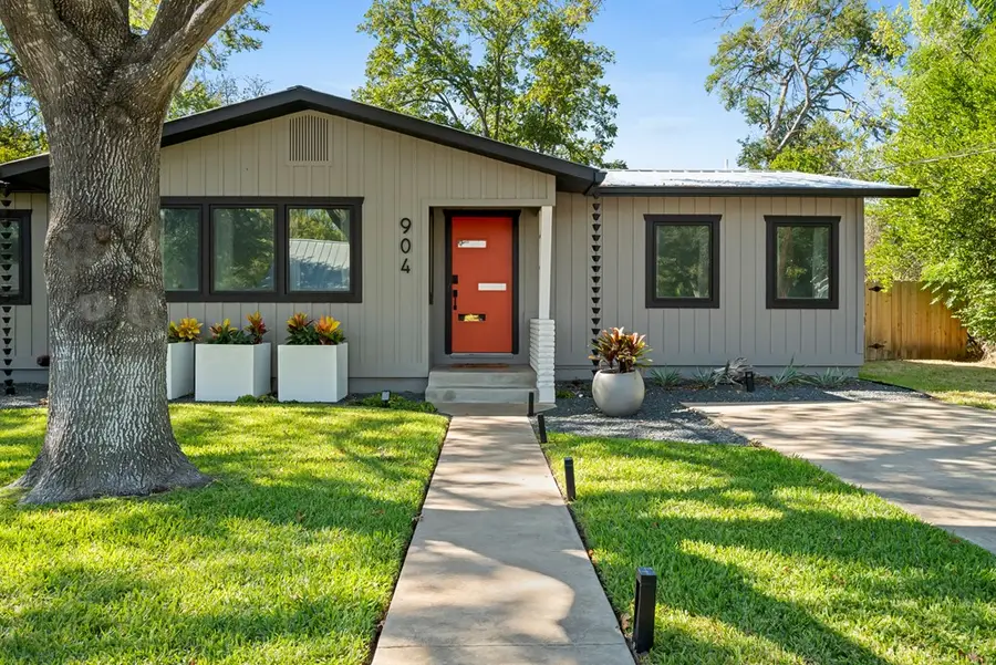 904 N Orange St, Fredericksburg, TX 78624 - Image #3