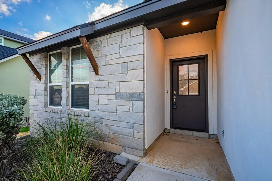 303 Winston Dr, Fredericksburg, TX 78624 - Image #2