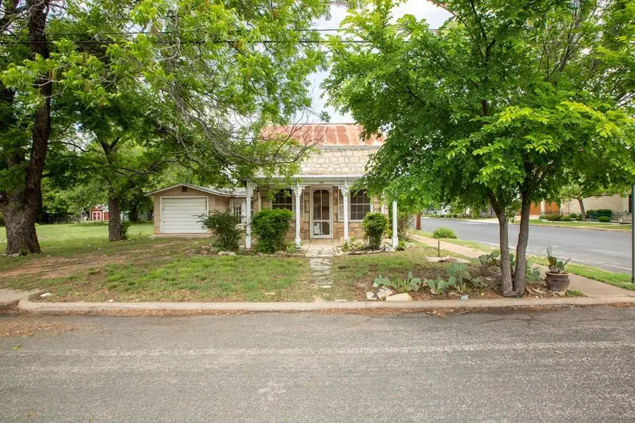 602 W Austin St, Fredericksburg, TX 78624 - Image #2