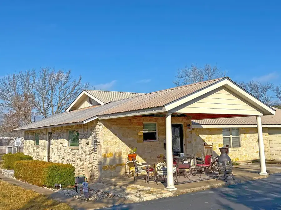 702 E Schubert St, Fredericksburg, TX 78624 - Image #3