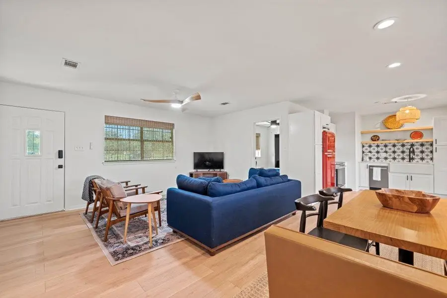 512 W Pecan Dr, Johnson City, TX 78636 - Image #2