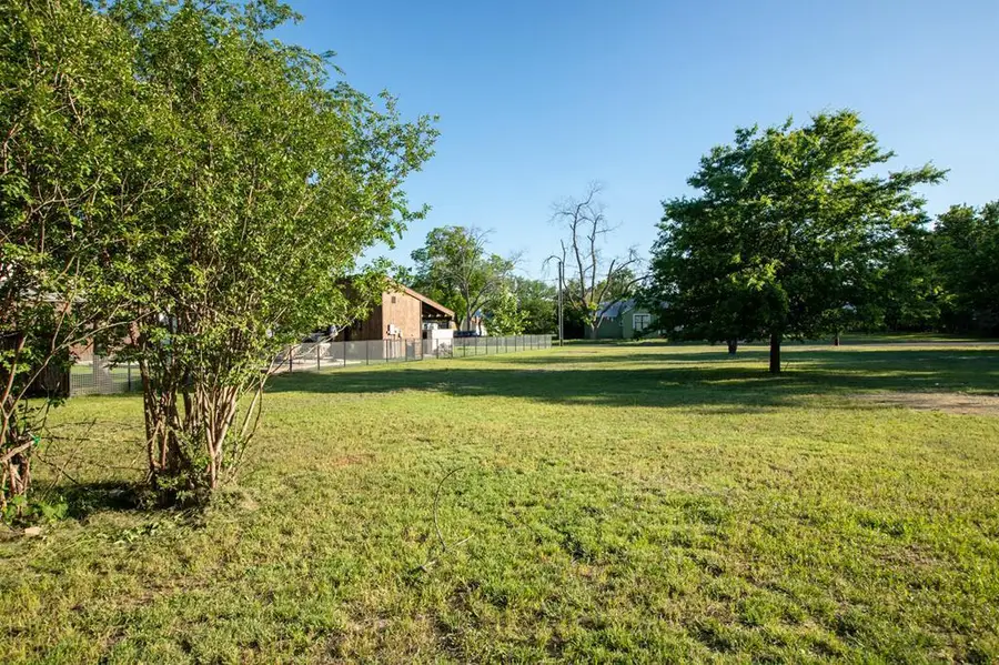 504 E Creek St, Fredericksburg, TX 78624 - Image #2