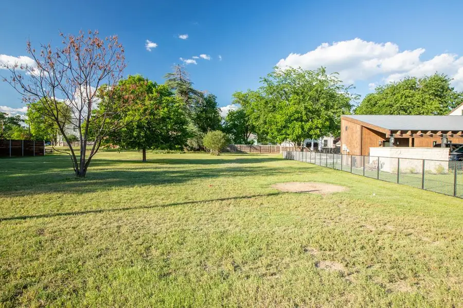 504 E Creek St, Fredericksburg, TX 78624 - Image #3