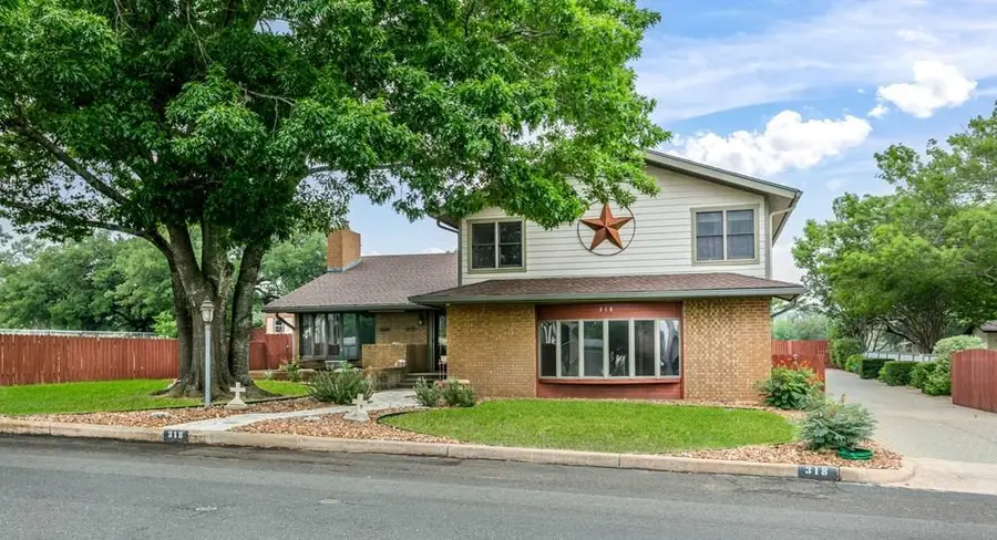 318 Broadmoor St, Fredericksburg, TX 78624 - Image #3