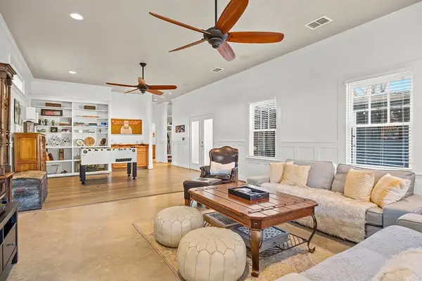 206 W Burbank St, Fredericksburg, TX 78624