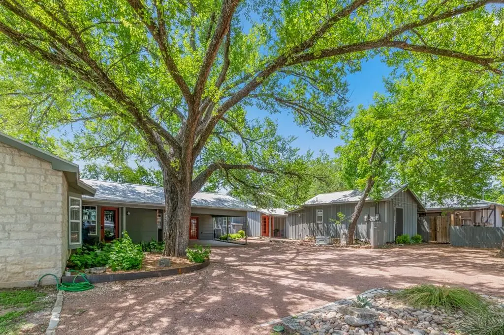 305 N Elk St, Fredericksburg, TX 78624 - #1