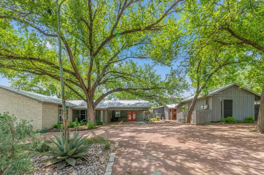 305 N Elk St, Fredericksburg, TX 78624 - #2