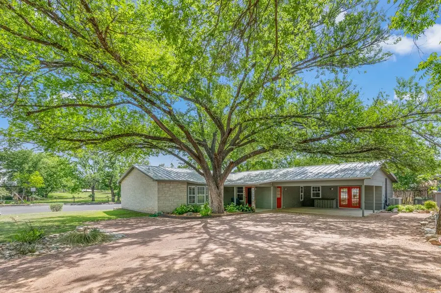 305 N Elk St, Fredericksburg, TX 78624 - #3
