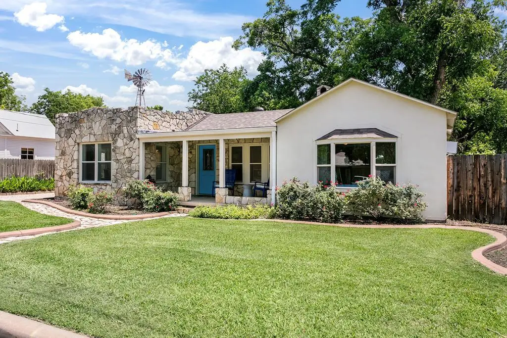 108 W Centre St, Fredericksburg, TX 78624 - #1