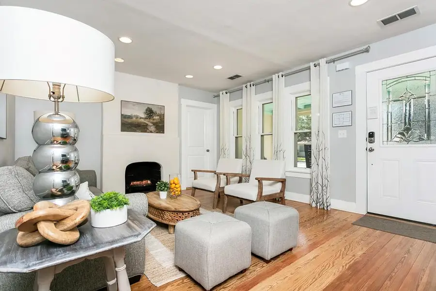 108 W Centre St, Fredericksburg, TX 78624 - #2