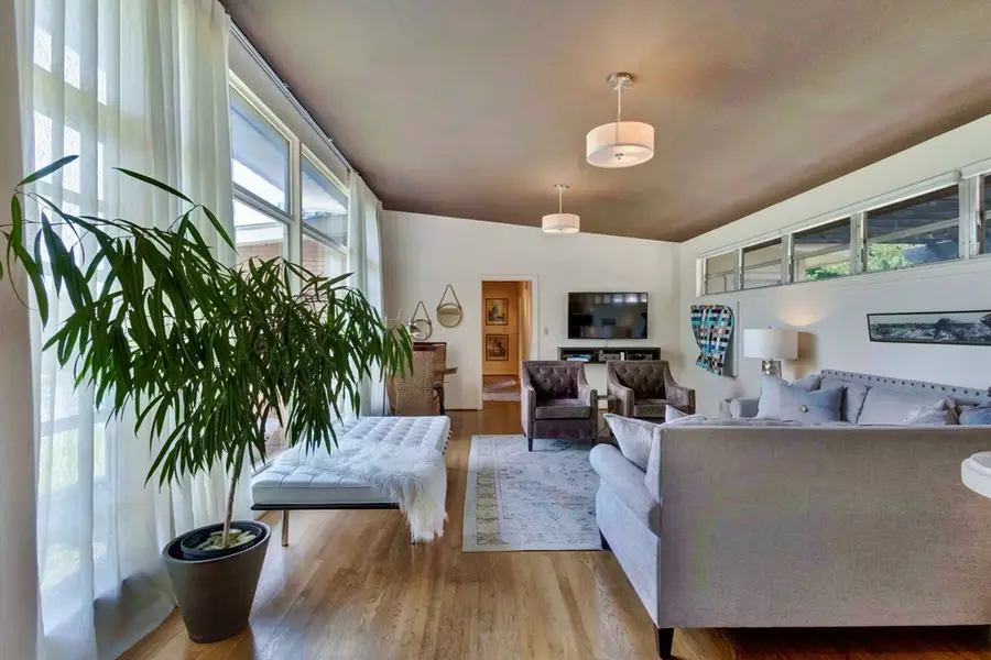 207 Walnut St, Fredericksburg, TX 78624 - #2