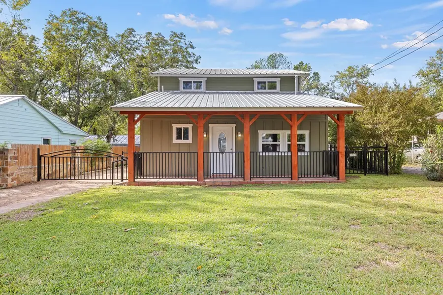 313 W Hackberry St, Fredericksburg, TX 78624 - Image #2