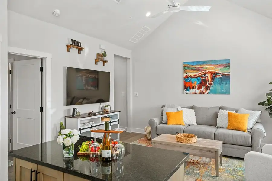 930 S Eagle St #203, Fredericksburg, TX 78624 - Image #2