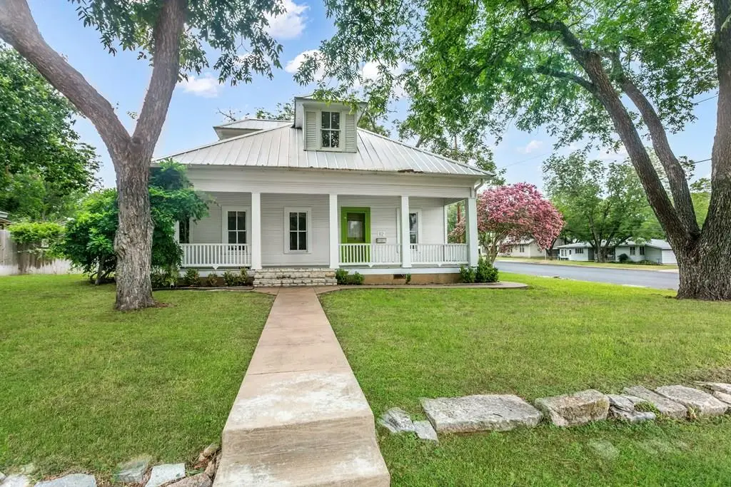 112 N Acorn St, Fredericksburg, TX 78624 - Image #1