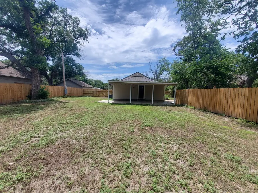 105 E Travis St, Menard, TX 76859 - Image #2