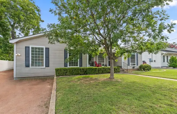 304 E Hackberry St, Fredericksburg, TX 78624