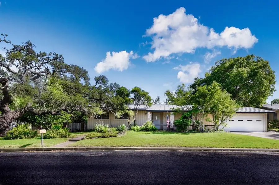 105 Hale St, Fredericksburg, TX 78624 - Image #2