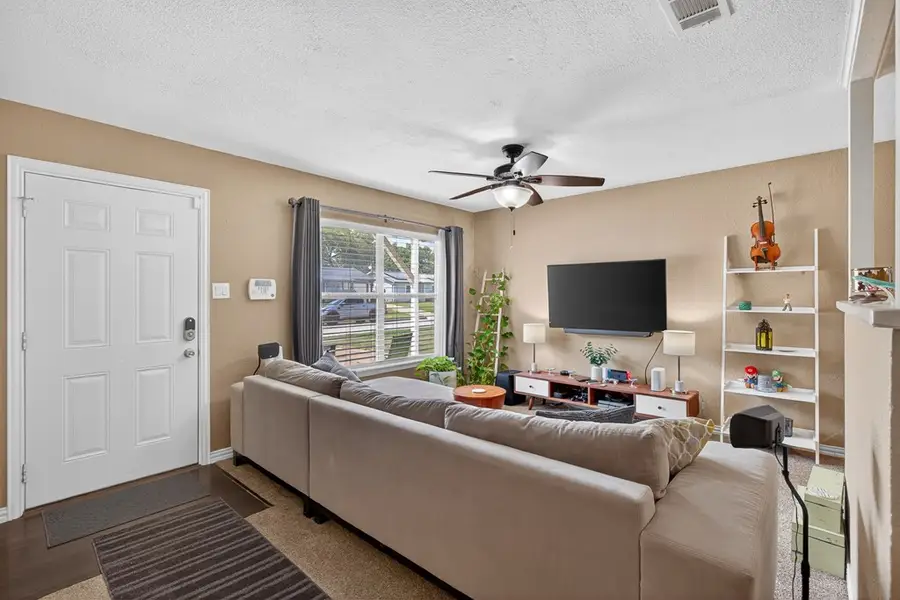 404 Freestone Dr, Euless, TX 76039 - Image #3