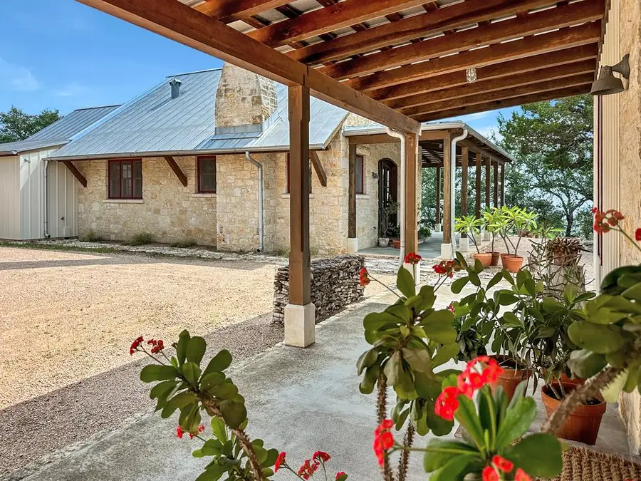 309 Ridgeview Dr, Fredericksburg, TX 78624 - Image #2