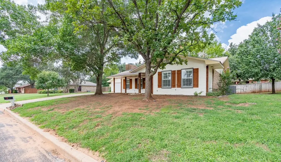 107 W Driftwood Dr, Fredericksburg, TX 78624 - Image #2