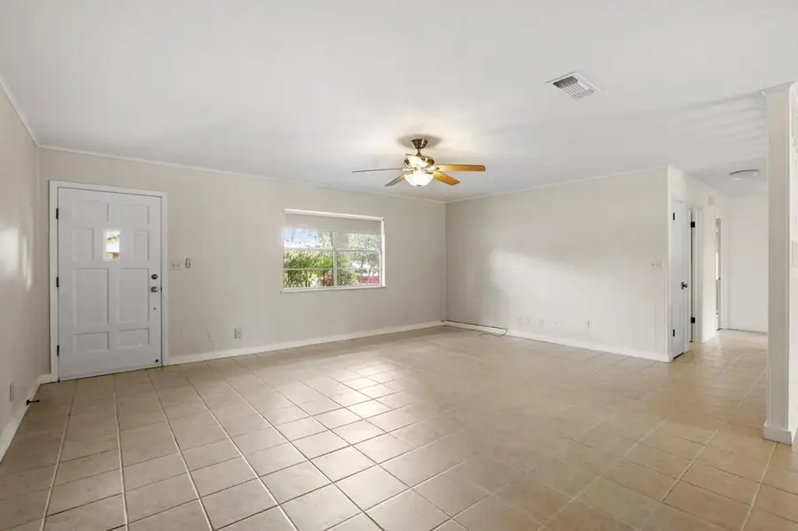 604 N Bowie, Fredericksburg, TX 78624 - Image #2