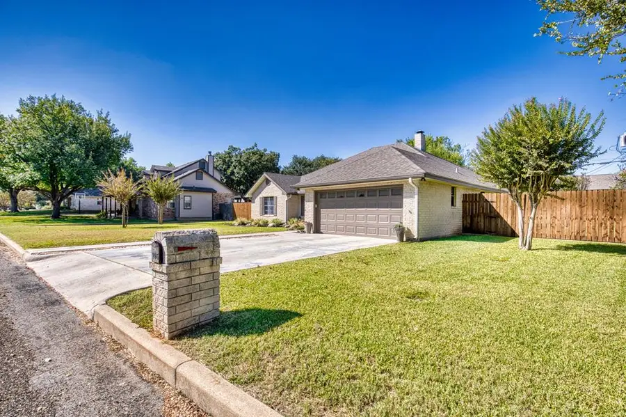 205 Edgewood Dr, Fredericksburg, TX 78624 - Image #3