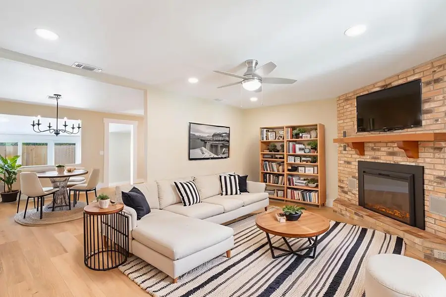 103 W Centre St, Fredericksburg, TX 78624 - Image #3