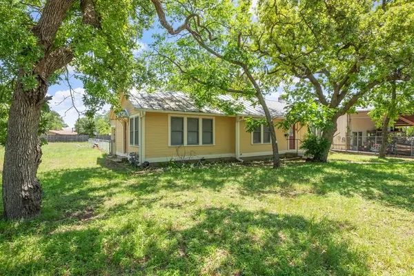 1007 N Llano St, Fredericksburg, TX 78624