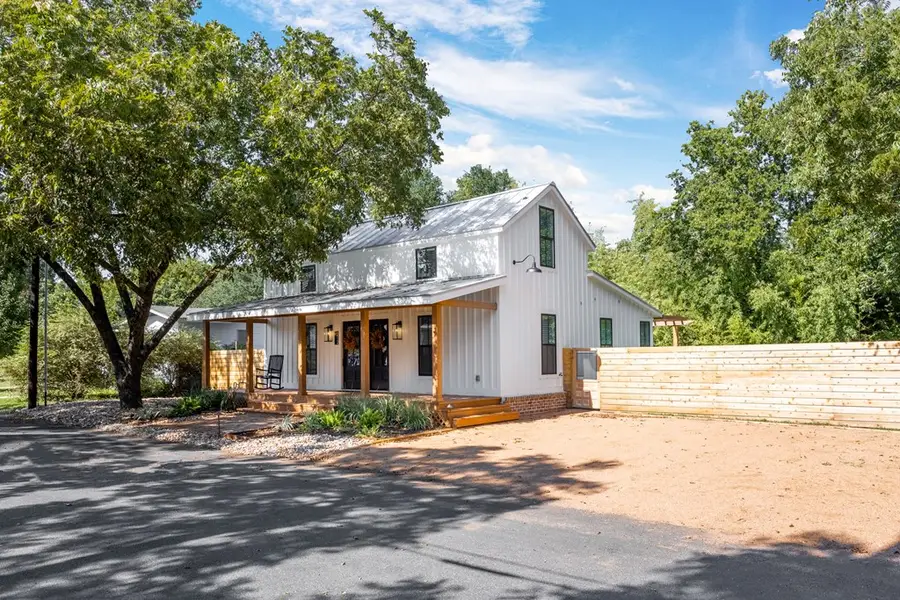 212 W Peach St, Fredericksburg, TX 78624 - Image #2