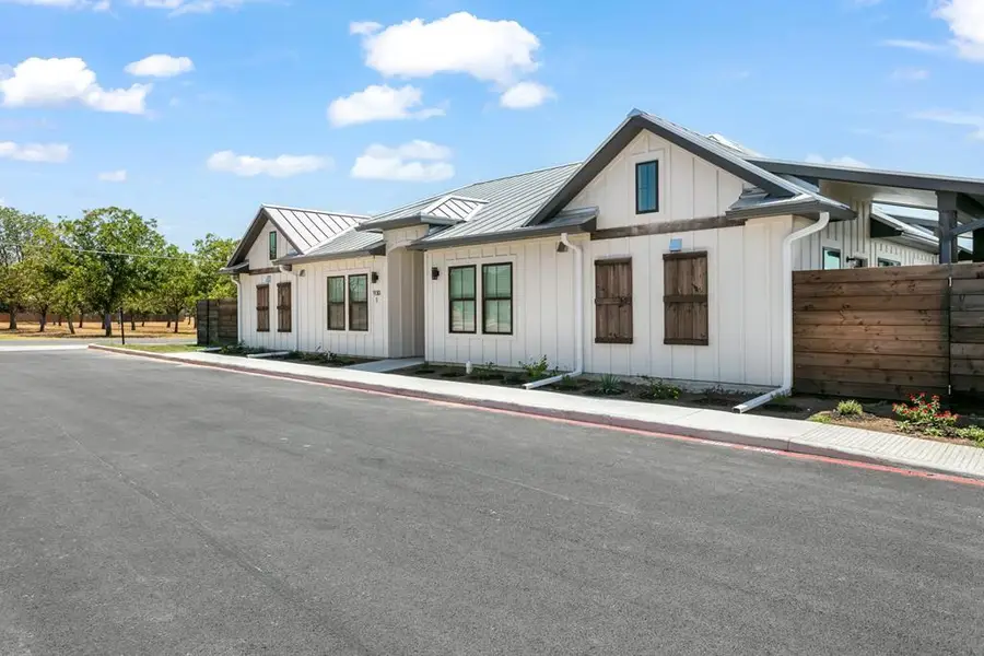 930 S Eagle St #102, Fredericksburg, TX 78624 - Image #2