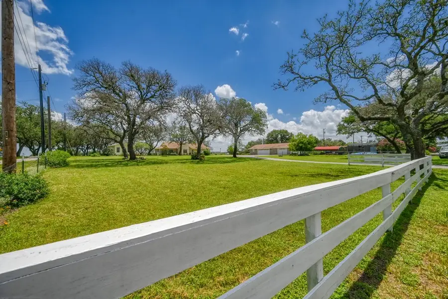 504 N Avenue N, Johnson City, TX 78636 - Image #2