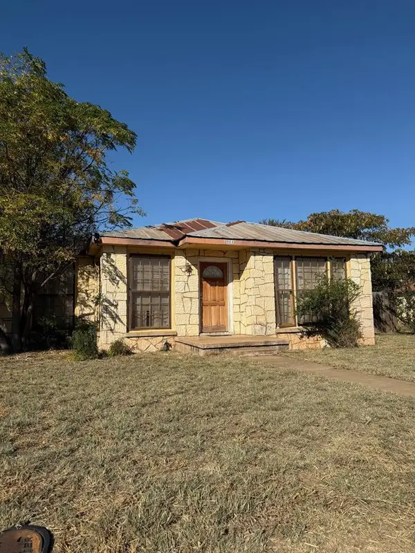 904 W College Ave, Mason, TX 76856