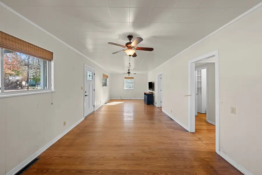 401 E Morse St, Fredericksburg, TX 78624 - Image #3