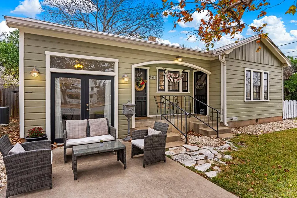 210 N Acorn St, Fredericksburg, TX 78624 - Image #1