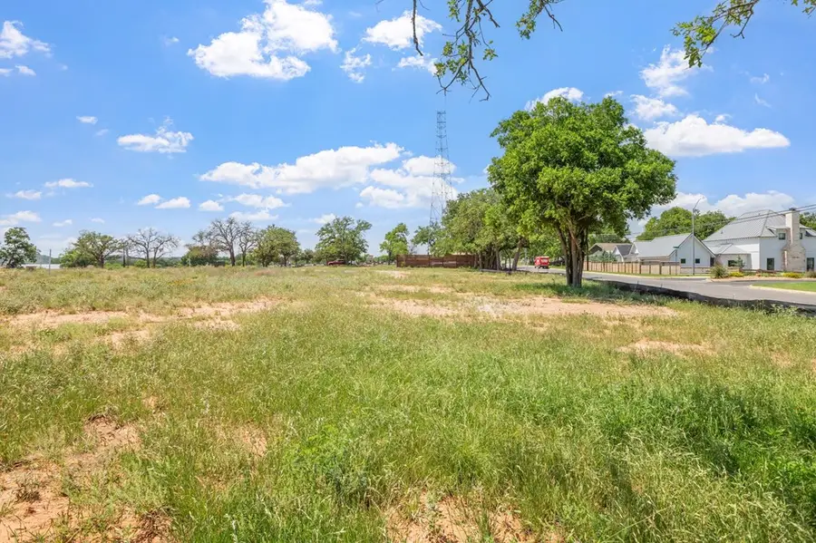 1009 W Travis St, Fredericksburg, TX 78624 - #2