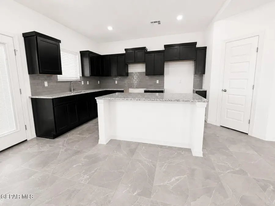 910 Andrew Arroyos Drive, Socorro, TX 79927 - #3