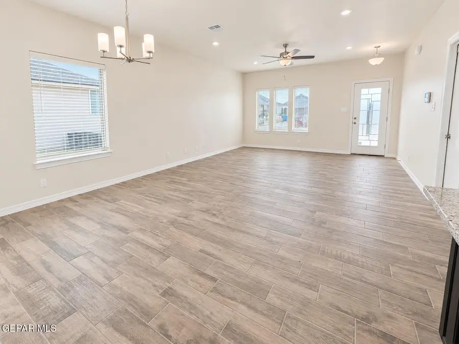 987 Barbara Avenue, Socorro, TX 79927 - #2
