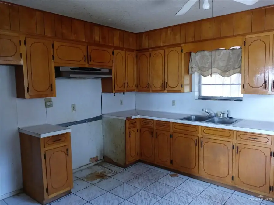 522 E Van Week Street, Edinburg, TX 78541 - Image #3