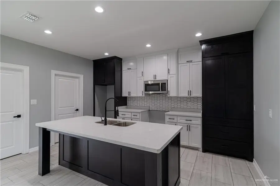 611 Tower Oak Drive, Alamo, TX 78516 - Image #3