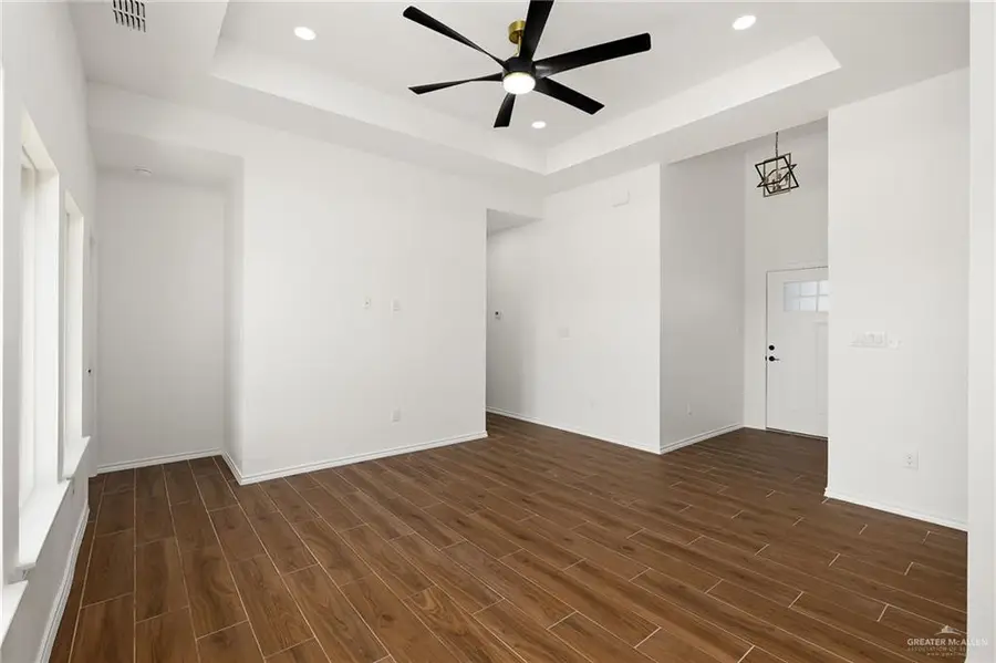 304 N Leon Avenue, Elsa, TX 78543 - Image #2