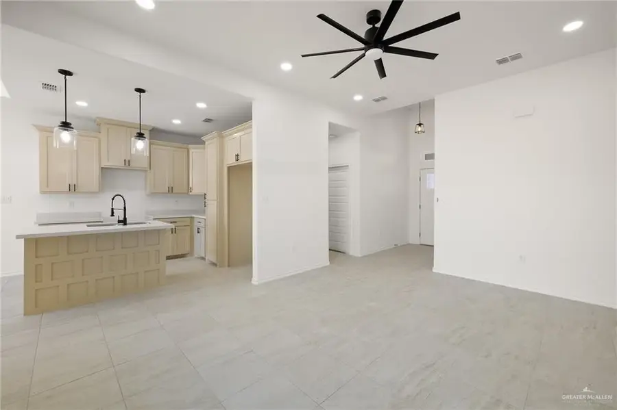 428 N Leon Avenue, Elsa, TX 78543 - Image #2