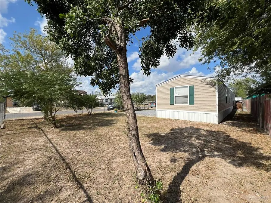 301 E Oscar Gonzalez Avenue, Elsa, TX 78543 - Image #2