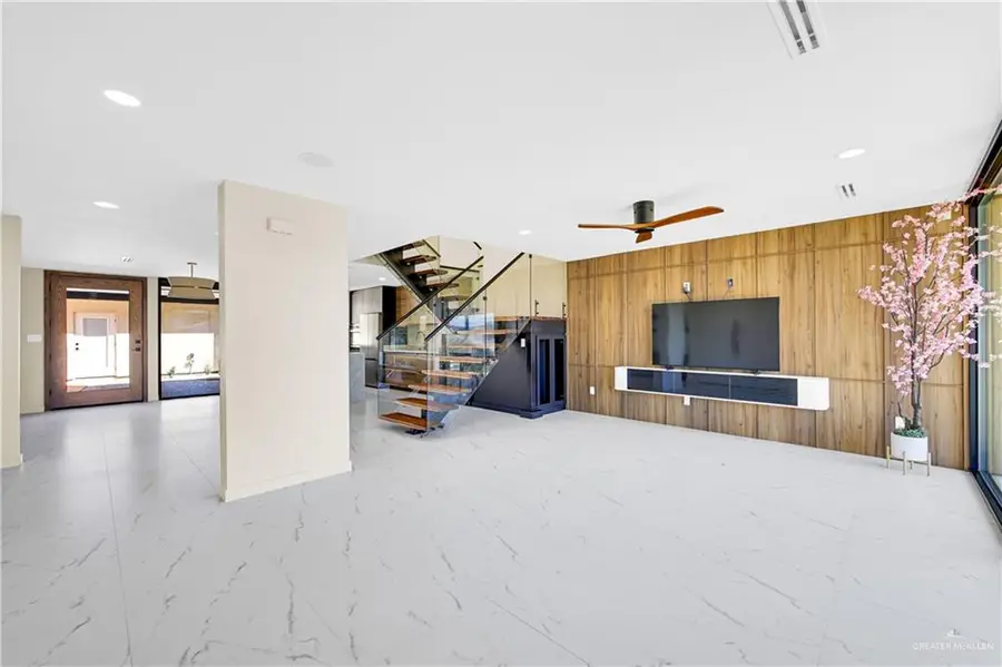 1406 N 7th Avenue, Edinburg, TX 78539 - #3