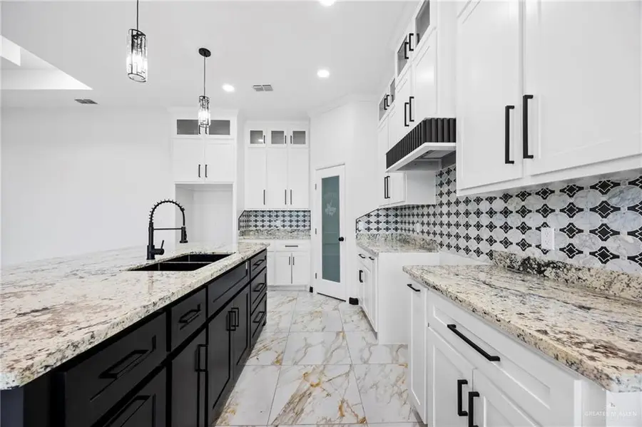 7 John Street, Rio Grande City, TX 78582 - #3