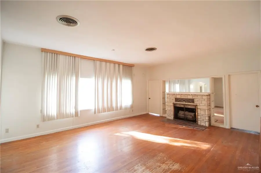 1401 S 10th Avenue, Edinburg, TX 78539 - #3
