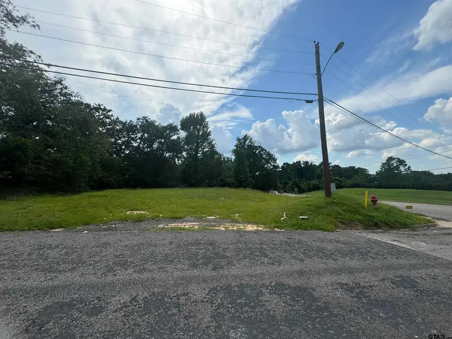 3328 W ERWIN ST, Tyler, TX 75702 - Image #2