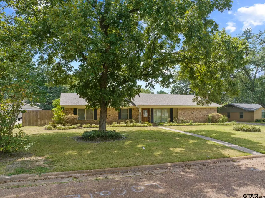 909 Elizabeth St, Gilmer, TX 75644 - Image #2