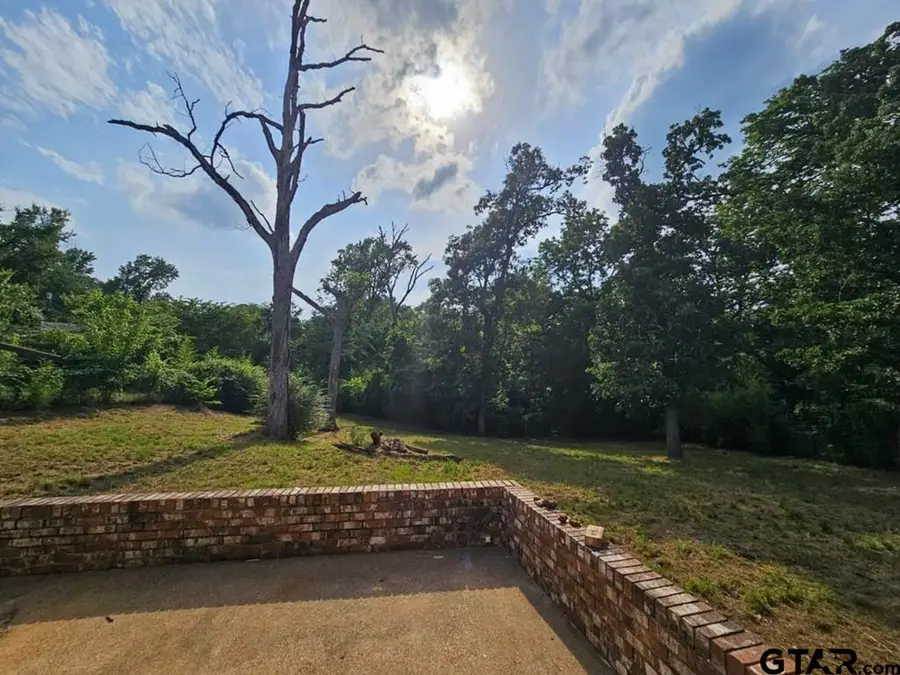 105 Glenwood Dr, Palestine, TX 75801 - Image #2