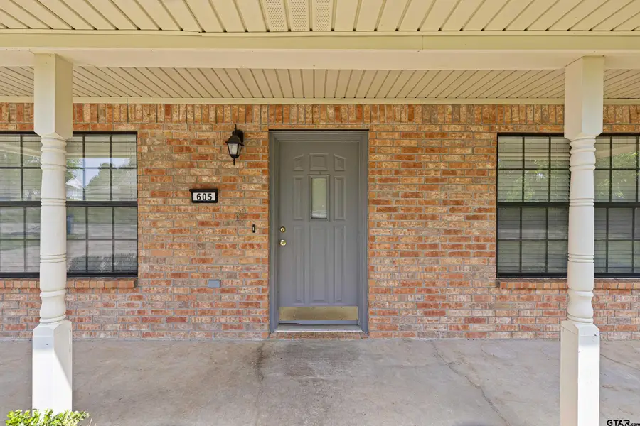 605 Briarwood Dr, Gladewater, TX 75647 - #3