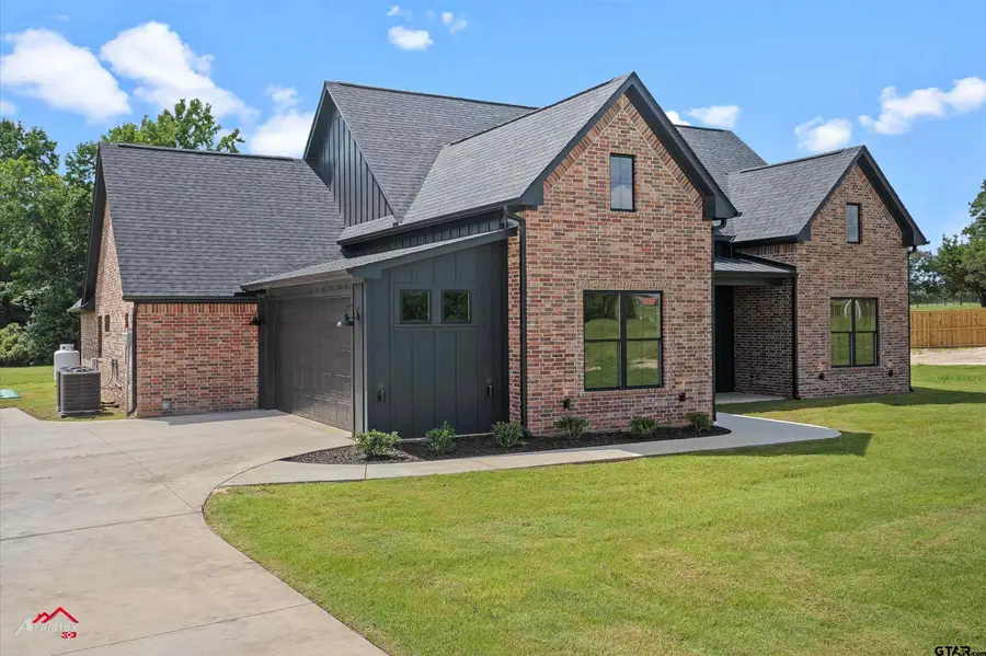 190 Brooks Dr, Gladewater, TX 75647 - Image #3